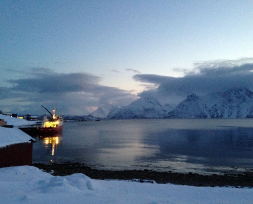 Beleuchtete Polargirl in den Lyngenalpen