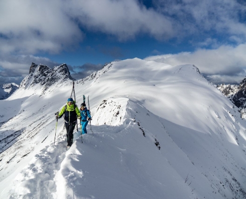 Spannende Gratwanderung auf der Insel Senja während einer Skitour